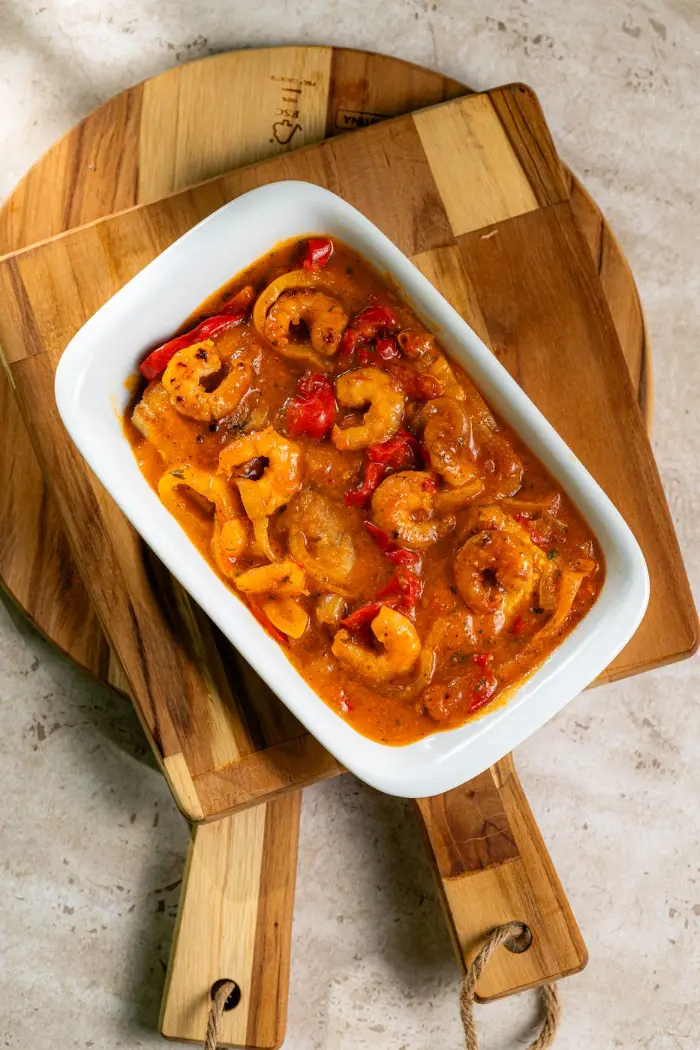 Moqueca de camarão e peixe no refratário, molho laranja com pimentão