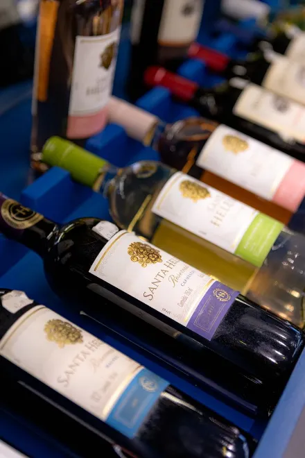 Garrafas de vinho na prateleira azul da conveniência